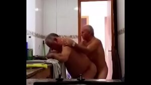 Tiozão Peludo – Vídeos +18 de Coroa Bigodudo, Barrigudo e Safado Vovô Coroa e Amigo Peludo Fudendo na Cozinha 15 Min