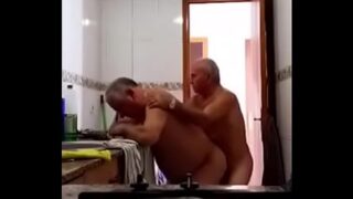 Vovô Coroa e Amigo Peludo Fudendo na Cozinha 15 Min Gozada Dupla