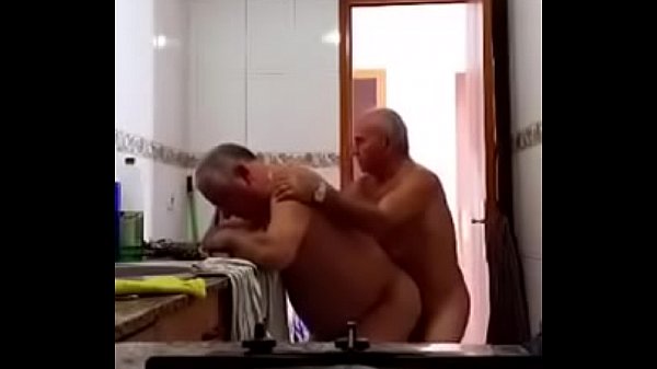 Vovô Coroa e Amigo Peludo Fudendo na Cozinha 15 Min Gozada Dupla