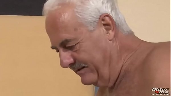 Homem maduro ativo fode jovem de 24 anos no quarto de motel